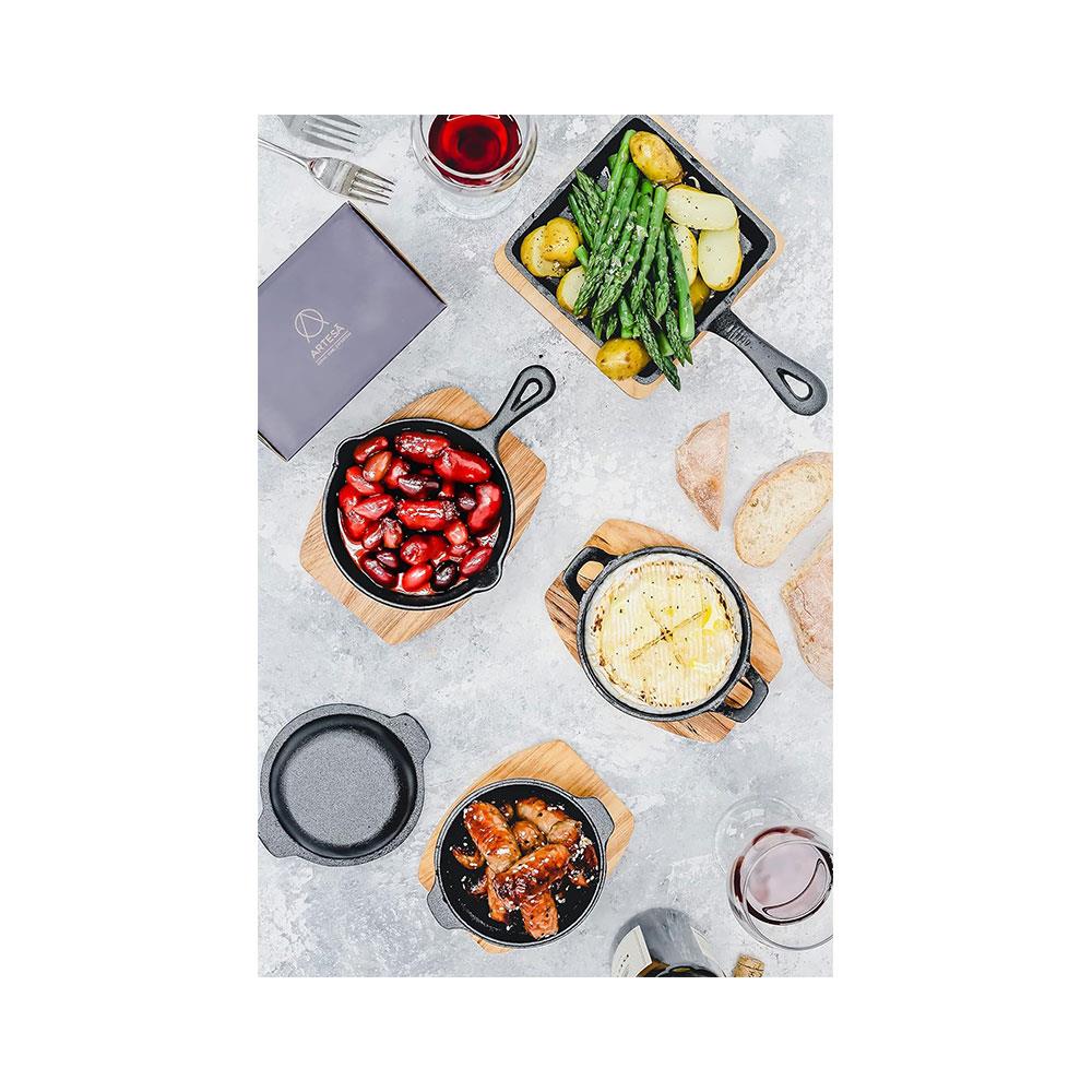 Artesa Mini Cast Iron Skillet Frying Pan With Serving Board 22.5 x 15 cm - Black/Beige