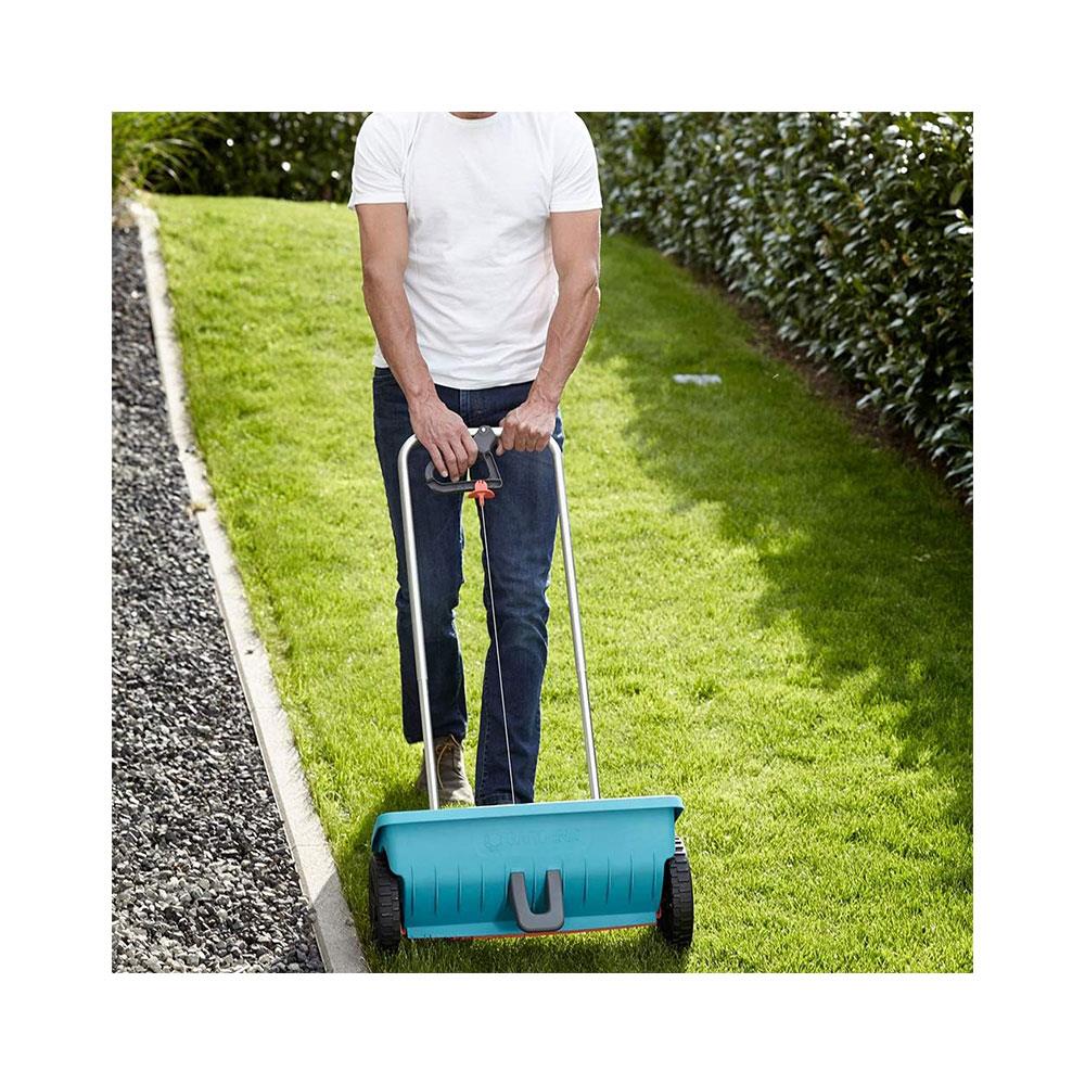 Gardena Spreader L For Delivering Fertiliser Seeds & Salt With Locking Slide 12.5 Litre Capacity - Blue