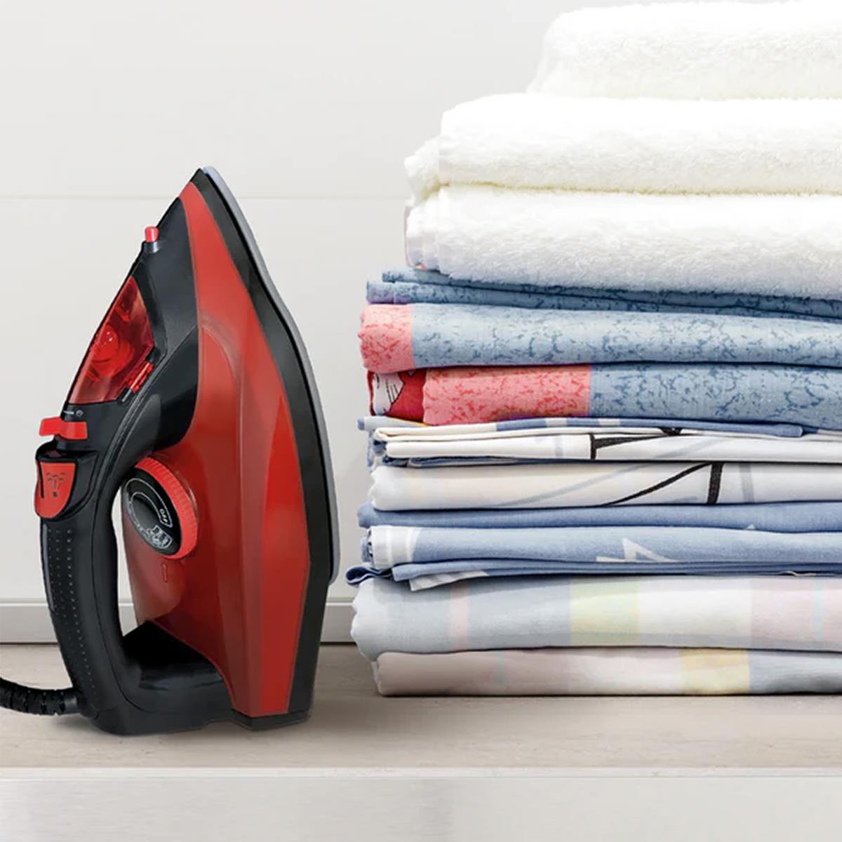 Igenix PowerSteam Pro Steam Iron 2600W Ceramic Soleplate 380ml Water Tank Vertical Steam Red/Black
