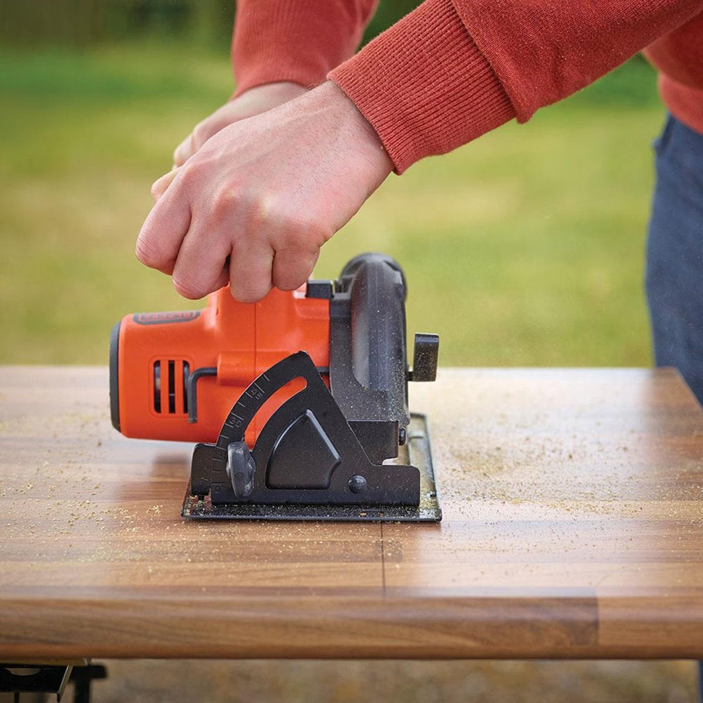 Black & Decker 18V Cordless Electric 140mm Circular Saw with Blade And Dust Extraction - Bare Unit
