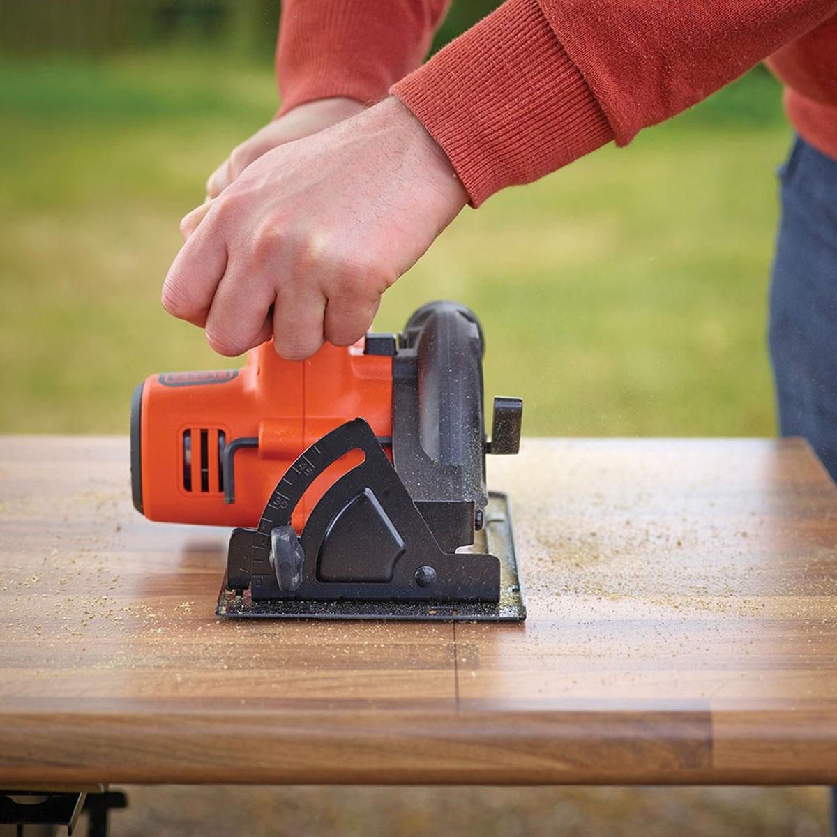 Black & Decker 18V Cordless Electric 140mm Circular Saw with Blade And Dust Extraction - Bare Unit