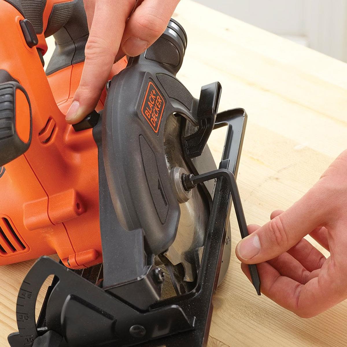 Black & Decker 18V Cordless Electric 140mm Circular Saw with Blade And Dust Extraction - Bare Unit