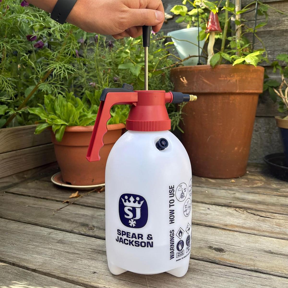Spear & Jackson 2 Litre Pump Action Pressure Sprayer Adjustable Brass Nozzle Pressure Release Valve White and Red