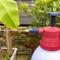 Spear & Jackson 2 Litre Pump Action Pressure Sprayer Adjustable Brass Nozzle Pressure Release Valve White and Red