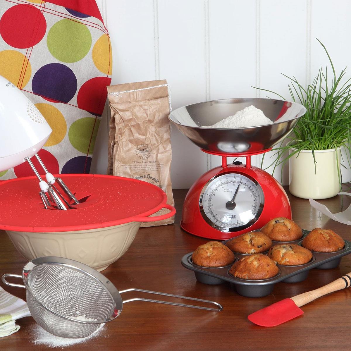 Dexam Vintage Retro Mechanical Kitchen Scales with 2L Stainless Steel Bowl 5kg Capacity Red - Image 4