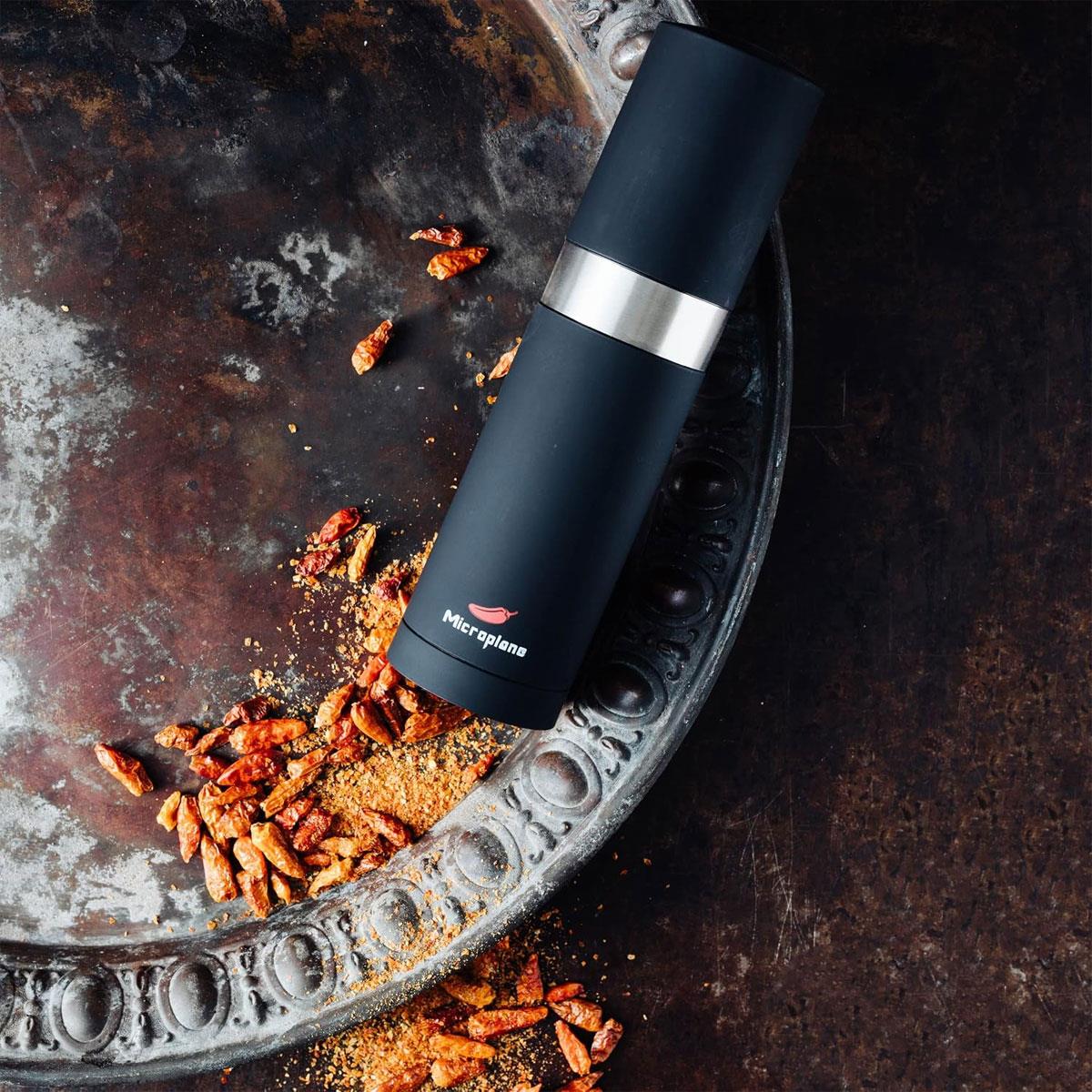 Microplane Chili Mill Dried Chili Pepper Grinder Specialty Series Black Stainless Steel 21 cm - Image 2