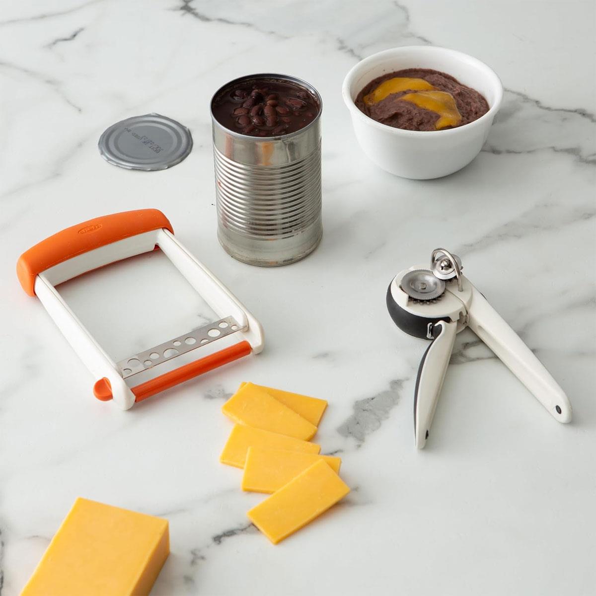 Chef'n EZ Squeeze Can Opener One-Hand Manual Can Opener with Stainless Steel Blade Ratcheting Mechanism Black/White - Image 2