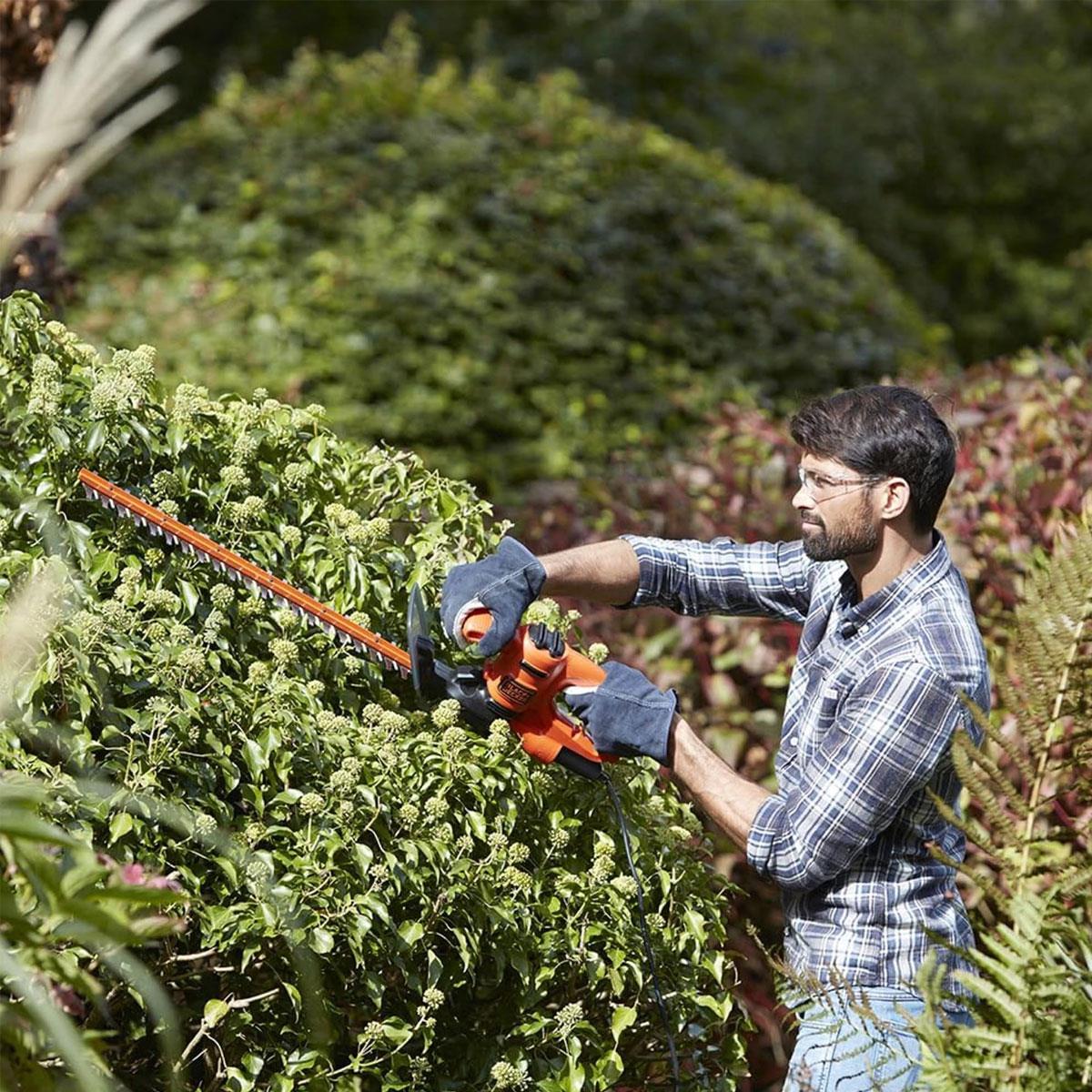 Black & Decker Corded Electric Hedge Trimmer 420W 45cm Alloy Steel Blade 16mm Cutting Capacity Black - Image 4