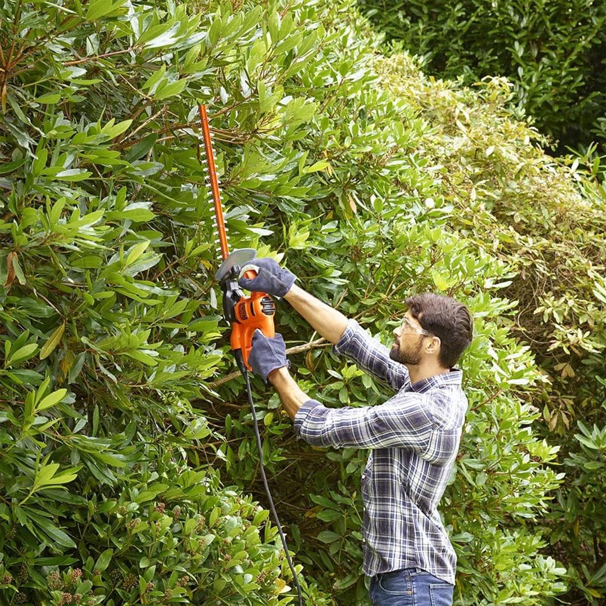 Black & Decker Corded Electric Hedge Trimmer 420W 45cm Alloy Steel Blade 16mm Cutting Capacity Black - Image 5
