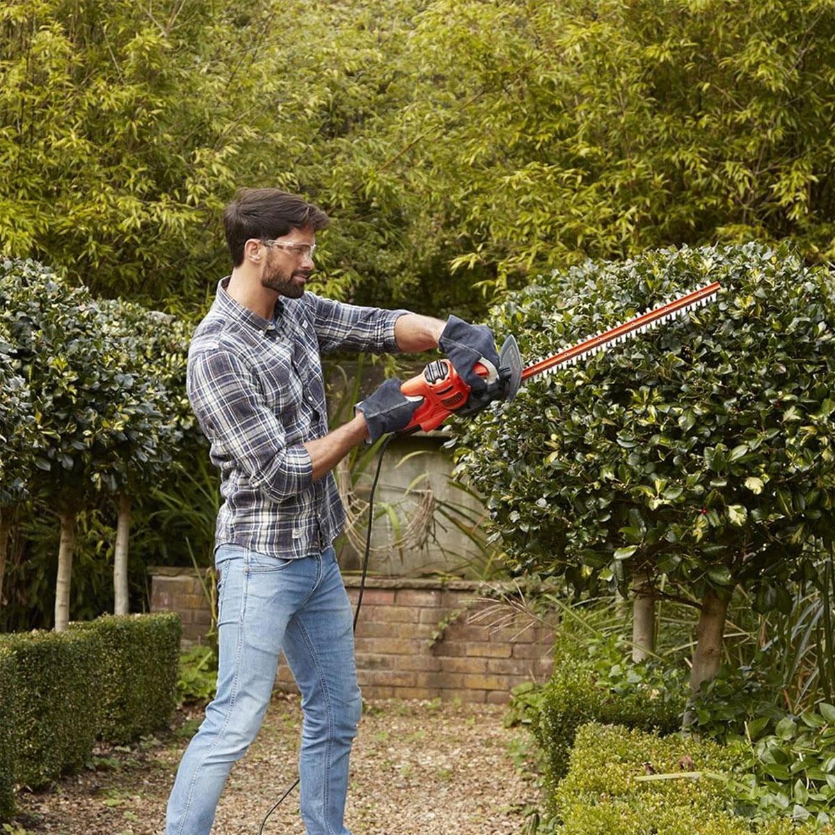 Black & Decker Corded Electric Hedge Trimmer 420W 45cm Alloy Steel Blade 16mm Cutting Capacity Black - Image 6